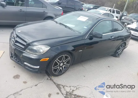 2013 Mercedes-Benz C 250 z USA, uszkodzony, nr VIN WDDGJ4HB0DF944382